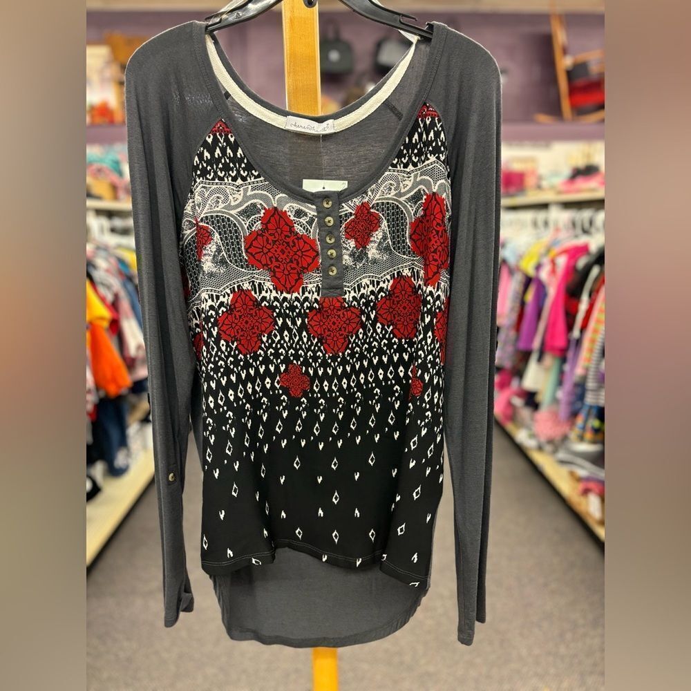 🛍️ Karen heart ladies med White & Gray Top NEW Sweater